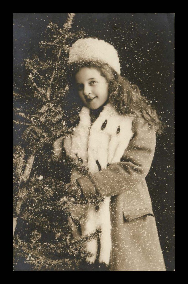 VINTIGE FOTO POCZTÓWKA, DZIEWCZYNKA Z CHOINKĄ, ŚNIEG 1911